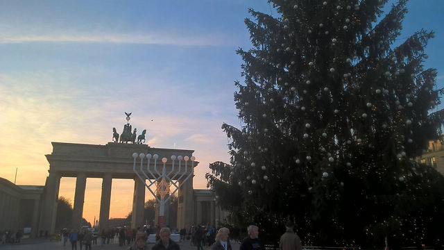 אחד מסמליה החזקים של ברלין: שער ברנדנבורג ומולו חנוכיה ועץ חג המולד (צילום: אלון גויכמן) (צילום: אלון גויכמן)