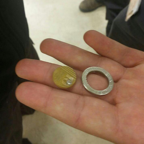 אחד הכדורים פגע במטבע שהיה בתיק של רחל ניר ()