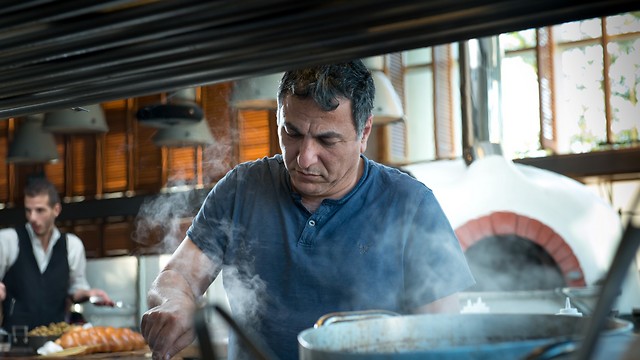 "המטבח זה מקום נורא חם", חיים כהן המטבח של מסעדת יפו תל אביב (צילום: ירון ברנר) (צילום: ירון ברנר)