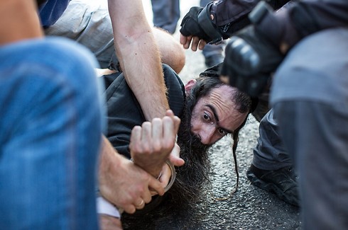 התמונה הזוכה בקטגוריית צילום חדשות בודד: ישי שליסל נתפס על ידי שוטרים  (צילום: אמיל סלמן, "הארץ" ) (צילום: אמיל סלמן, 