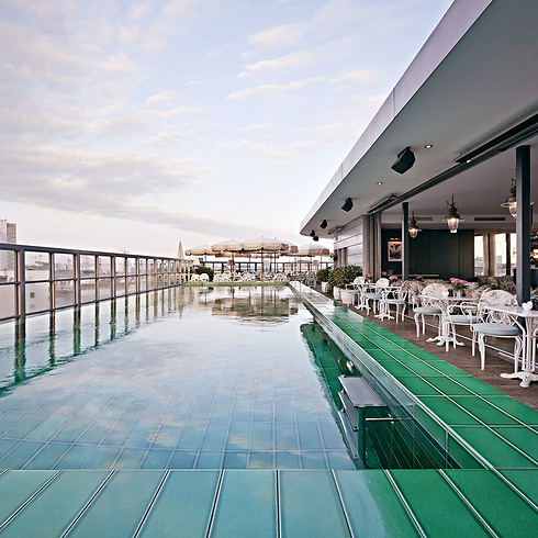 החלק הטוב במלון האקסקלוסיבי: הבריכה על הגג ()