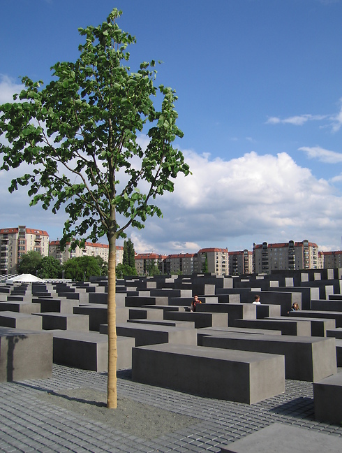 אנדרטת המבוך לזכר קורבנות השואה: ממקום חשוב למקום לסלפי? ()