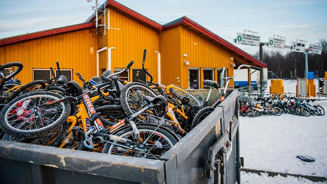 אופניים שבהם השתמשו מהגרים מונחים בצד הנורבגי (צילום: AFP ) (צילום: AFP )