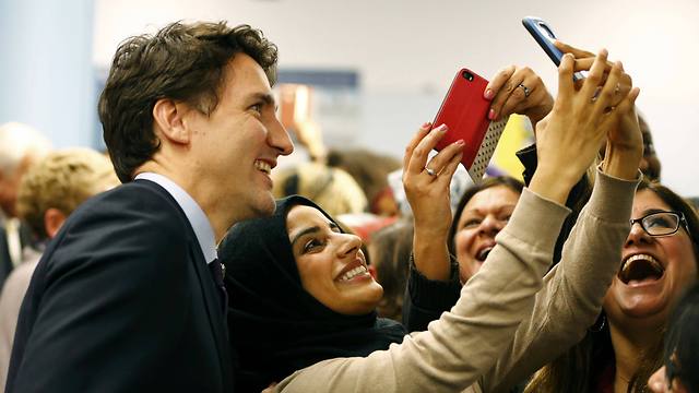 Selfie at the airport (Photo: Reuters)