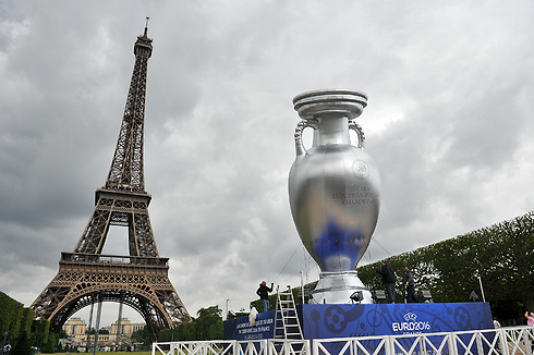 אלפי אוהדי כדורגל צריכים להתחיל לדאוג? גביע יורו 2016 על רקע מגדל אייפל בפריז (צילום: gettyimages) (צילום: gettyimages)