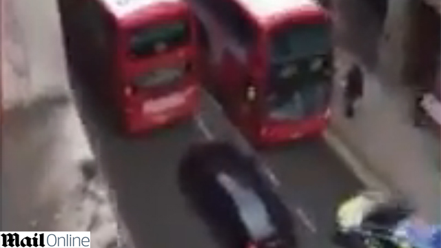 עשר ניידות משטרה חסמו את הרחוב. הפשיטה על האוטובוס בלונדון אתמול ()