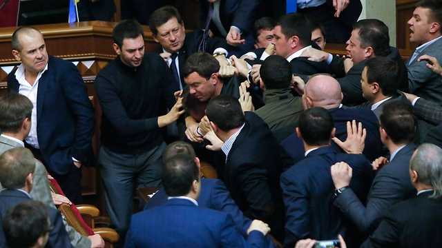 מהומה ומכות בפרלמנט בקייב (צילום: AP) (צילום: AP)