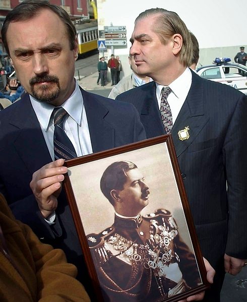 הנסיך פאול (מימין), לצד תמונת המלך קרול השני (צילום: AP) (צילום: AP)