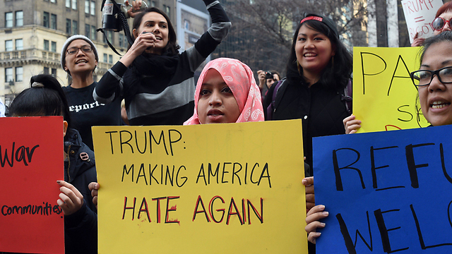 "טראמפ גורם לאמריקה לשנוא שוב". מפגינים בניו-יורק (צילום: AFP) (צילום: AFP)