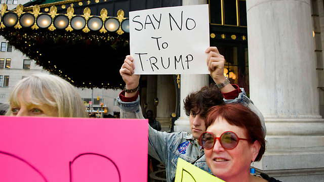 "הגידו לא לטראמפ". ההפגנה מחוץ למלון (צילום: EPA) (צילום: EPA)