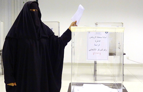 היסטוריה בממלכה הסונית השמרנית: הנשים בסעודיה הצביעו ונבחרו לראשונה בבחירות המקומיות אף שעדיין אינן רשאיות לנהוג ולהיפגש עם מצביעים גברים (צילום: AFP) (צילום: AFP)