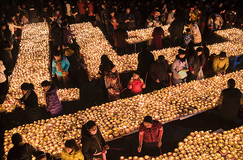 פסטיבל פנסי הלוטוס. הנר - סמל לנשמה הנצחית (צילום: AFP) (צילום: AFP)