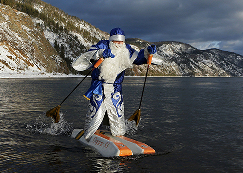 ניקולאי ואסילייב בן ה-62 עושה סקי מים בעיר קרסנויארסק והוא לבוש בבגדי המקבילה הרוסית לסנטה קלאוס Father Frost (צילום: רויטרס) (צילום: רויטרס)