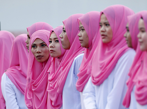 חברות מפלגת השלטון במלזיה ממתינות לבואו של ראש הממשלה נ'גיב רזאק לכינוס האסיפה הכללית השנתית בקואלה לומפור (צילום: רויטרס) (צילום: רויטרס)