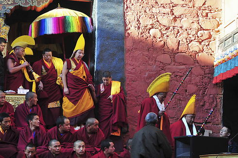 בעיר הסינית שיגאזה שבחבל טיבט נערכה אסיפת נזירים בודהיסטים במנזר מקומי  (צילום: רויטרס) (צילום: רויטרס)