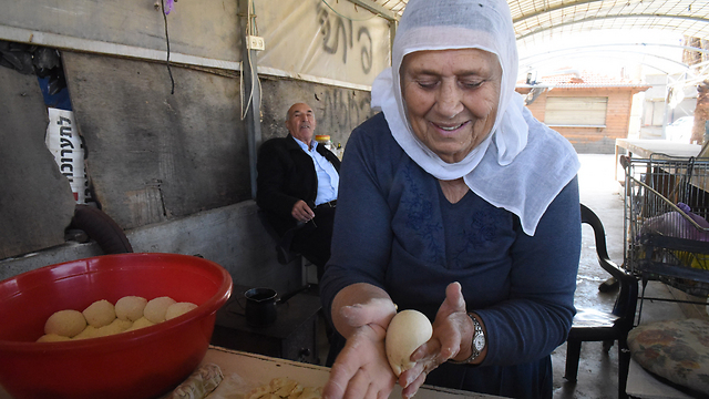 מכינים פיתות בצפון רמת הגולן (צילום: אביהו שפירא) (צילום: אביהו שפירא)