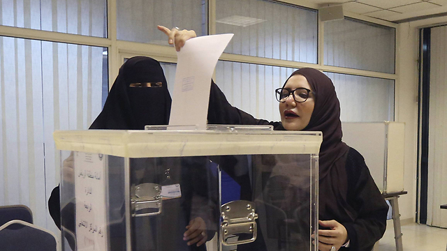 שמחו מוקדם מדי על ההצבעה בבחירות? סעודיות בקלפי (צילום: AP) (צילום: AP)