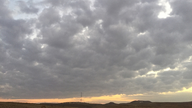 ערב מעונן במצפה רמון  (צילום: יפעת יעקובסון) (צילום: יפעת יעקובסון)