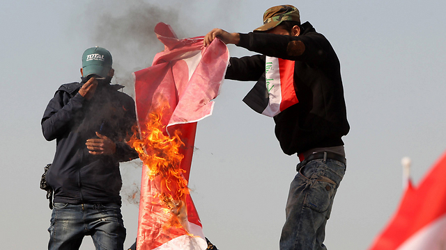 שורפים את דגל טורקיה (צילום: AFP) (צילום: AFP)