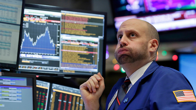 סוחרים מודאגים בבורסות וול סטריט ביום שישי (צילום: AP) (צילום: AP)