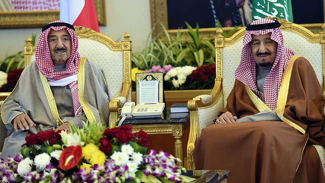 מלך סעודיה ואמיר כווית נועדו ודנו בין השאר במחירי הנפט הצוללים  (צילום: AFP) (צילום: AFP)