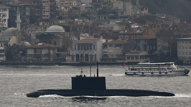 הצוללת הרוסית "רוסטוב און דון" מלווה על ידי משמר החופים הטורקי במצרי בוספורוס באיסטנבול (צילום: רויטרס) (צילום: רויטרס)