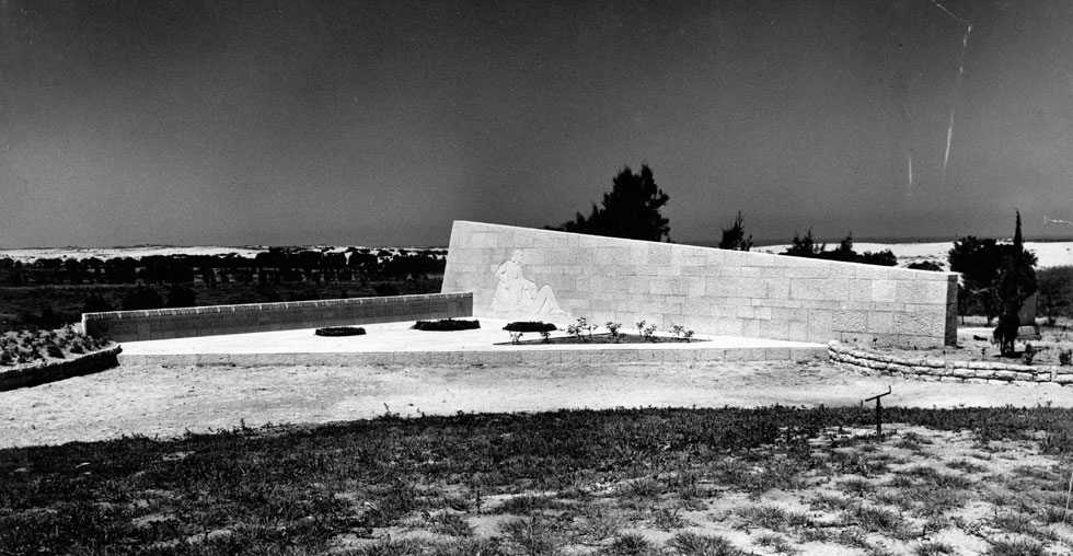 אנדרטה לזכר הנופלים בניצנים במלחמת השחרור. פרויקט משותף עם פובזנר ומשה ציפר, 1953 (באדיבות ארכיון אדריכלות ישראל)