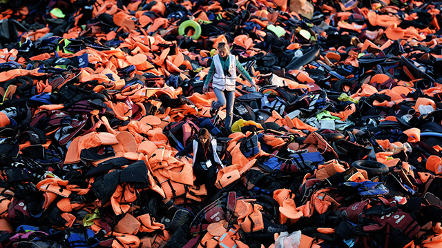 חליפות הצלה שהותירו אחריהם באי לסבוס המוני המהגרים בשנה שעברה (צילום: AFP) (צילום: AFP)