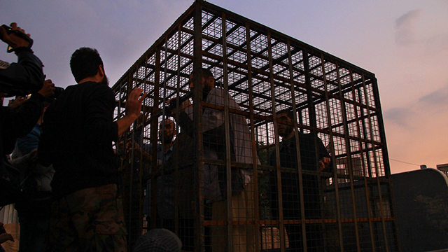 מורדים סורים כולאים את לוחמי אסד בכלובים כדי להשתמש בהם כמגן אנושי בקרבות (צילום: AFP) (צילום: AFP)