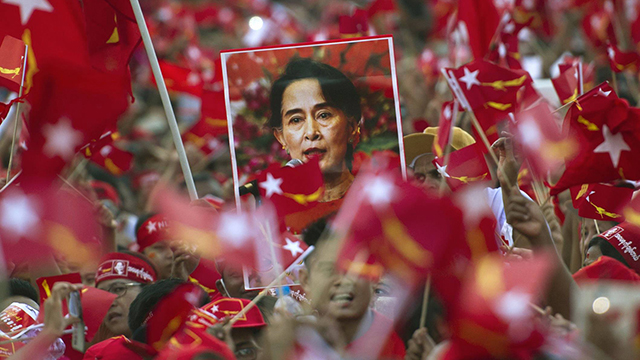 תומכי כלת פרס נובל לשלום והעצירה לשעבר, אאונג סן סו צ'י שהנהיגה שנים את האופוזיציה במיאנמר, בעצרת לקראת הבחירות שבהן ניצחה (צילום: AFP) (צילום: AFP)