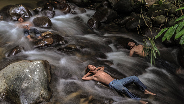 נערים רוחצים בנהר במלזיה (צילום: AFP) (צילום: AFP)