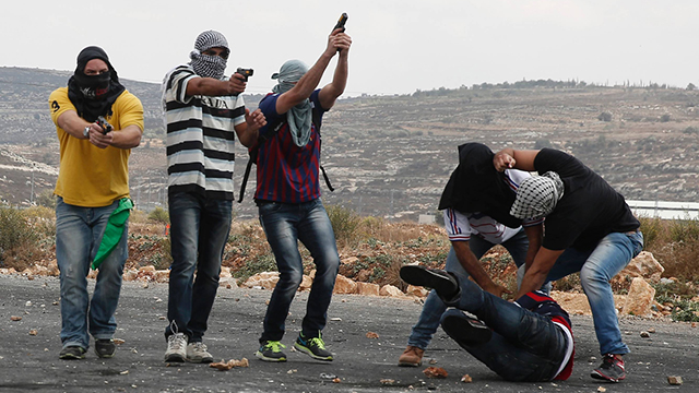 מעצר פלסטינים במהלך התפרעות בשנה שעברה  (צילום: AFP) (צילום: AFP)