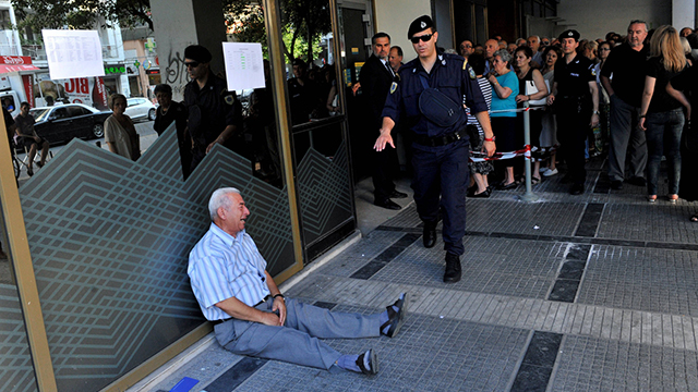 גיורגיוס חציפוטיאדיס מהעיר סלוניקי ביוון, בתמונה שריגשה את העולם: בעיצומו של המשבר היווני, כשרוב הבנקים סגורים, הוא ניסה למשוך כסף. הוא עבר מבנק לבנק ללא הצלחה - עד שקרס ופרץ בבכי (צילום: AFP) (צילום: AFP)