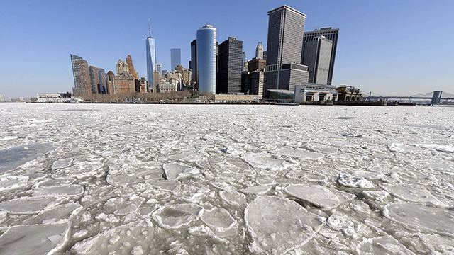 קור כבד שירד בפברואר על אזורים נרחבים בארה"ב הקפיא את המים באזור ניו יורק (צילום: AFP) (צילום: AFP)