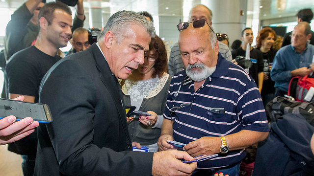 MK Yair Lapid handing out anti-BDS fliers at Ben Gurion Airport. (Photo: Ido Erez)