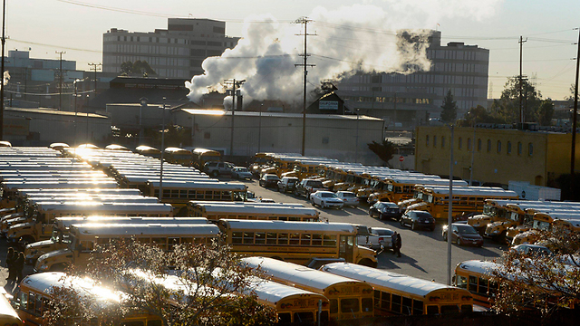 חניון האוטובוסים של הסעות התלמידים (צילום: EPA) (צילום: EPA)