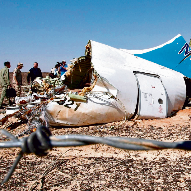שרידי המטוס הרוסי בסיני. אל־מקדס לקחו את האחריות | צילום: אי-אף-פי