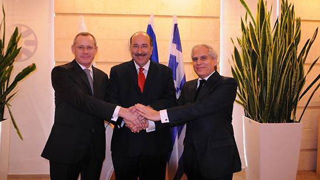 נציגי ישראל, קפריסין ויוון משלבים ידיים (צילום: גבאי הלל משרד החוץ ) (צילום: גבאי הלל משרד החוץ )