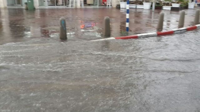 Flooding in Ashdod (Photo: Ron Notkin)