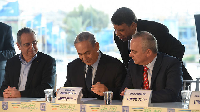 Prime Minister Benjamin Netanyahu signing gas deal (Photo: Haim Horenstein)