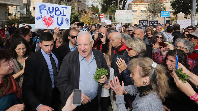 Rivlin greets supporters outside his residence (Photo: Yossi Zamir)