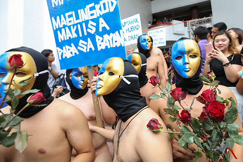 כעשרים חברי מועדון האחווה "אלפא פי אומגה" בפיליפינים צעדו בעירום במחאה על אוזלת ידה של הממשלה במלחמה בשחיתות ולמען זכויות בני לומאד הילידים (צילום: EPA) (צילום: EPA)