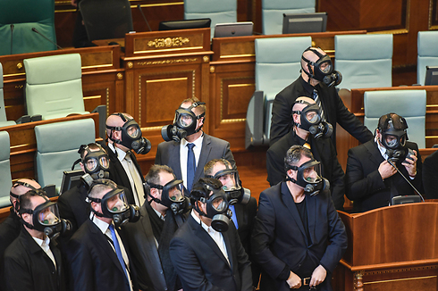 שוב זה קורה: חברי אופוזיציה פיזרו גז מדמיע בפרלמנט של קוסובו בבירה פרישטינה (צילום: AFP) (צילום: AFP)