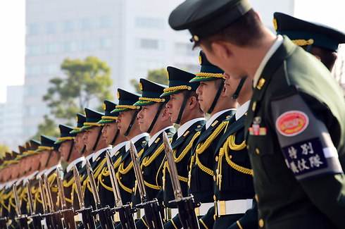 משמר כבוד של כוחות ההגנה של יפן נערך לטקס קבלת פנים לראש הממשלה שינזו אבה שהגיע לביקור במשרד ההגנה בטוקיו (צילום: AFP) (צילום: AFP)