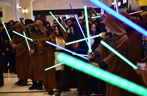 מעריצי "מלחמת הכוכבים" בסיאול מחופשים לכוכבי סדרת הסרטים לרגל יציאת הסרט החדש לאקרנים "מלחמת הכוכבים: הכוח מתעורר" (צילום: AFP) (צילום: AFP)
