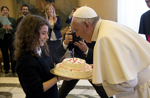 האפיפיור פרנסיסקוס מכבה נר בעוגה שהוכנה לרגל יום הולדתו ה-79 (צילום: רויטרס) (צילום: רויטרס)