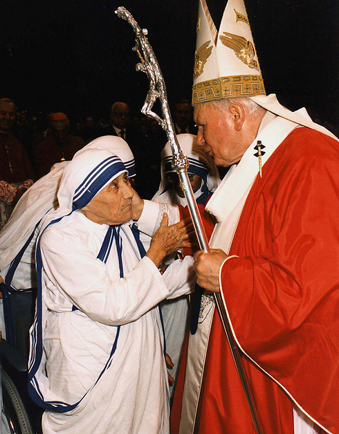 אימא תרזה עם האפיפיור יוחנן פאולוס השני בשנת 1977 (צילום: AP) (צילום: AP)