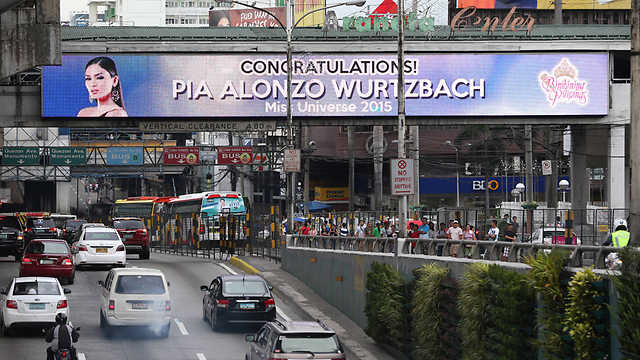 שמח בפיליפינים בעקבות זכיית בת ארצם במיס יוניברס. קזון (צילום: AP) (צילום: AP)