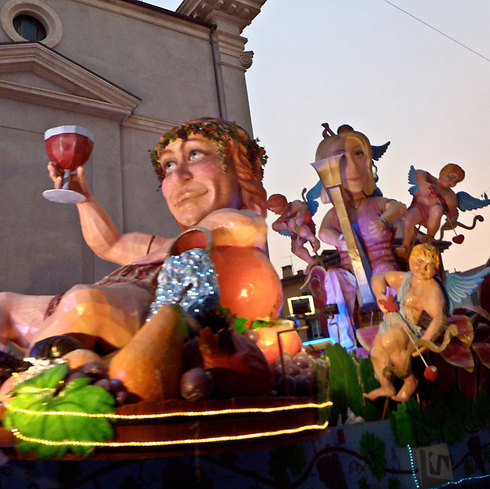 מיצגי ניוקי עצומים בתהלוכת קרנבל הניוקי שבורונה, איטליה ()