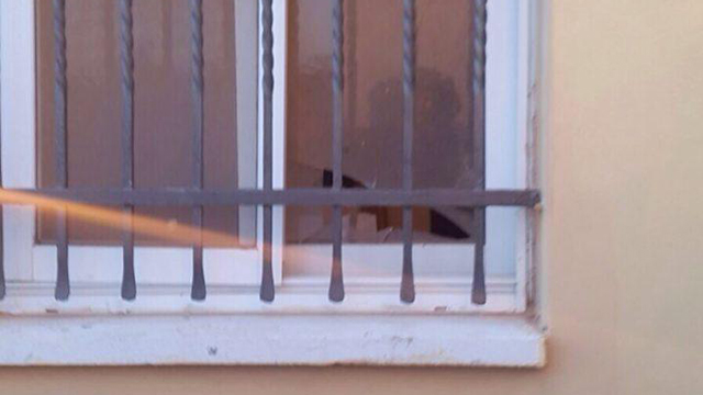 חלון מנופץ בבית בכפר ביתילו ()